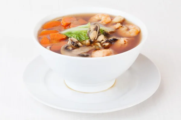 Owoce morza krewetki zupa małże makaron ryby grzyby w misce na białym tle — Zdjęcie stockowe