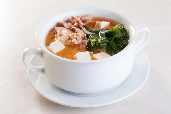 Suppe, Kimchi, Kimchi, Chi Miso Nori, Huhn, Tofu-Terrine mit Griffen auf weißem Hintergrund für das Menü — Stockfoto
