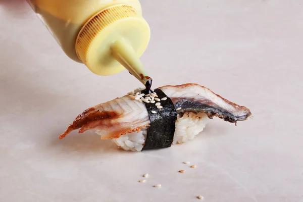 Sushi mit Aal, Sauce Sauce-Boot zubereiten, kochen tropfen, kochen — Stockfoto