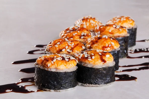 Tappo roll salmone e pesce persico, sesamo, unagi su fondo bianco menu da primo piano isolato per sushi orientale Fotografia Stock