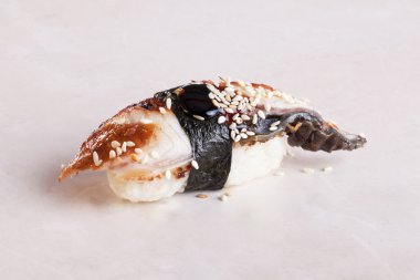 suşi ile yılan balığı, hazırlamak sos sos-tekne