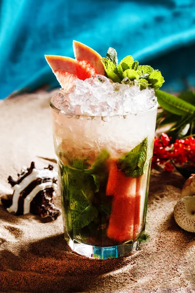 Cocktail with grapefruit and mint cup of ice chips still life on the sand summer drink — Stock Photo, Image