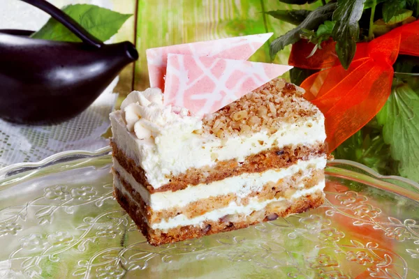 Kuchen Honigkuchen viel Sahne und rosa Dekor grünen Holztisch Stillleben stehen, Frühling Sommer Beauty-Lebensmittel — Stockfoto