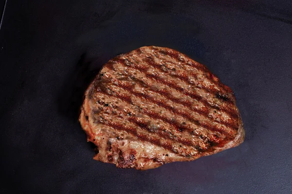 Grill marha steak grillezve, egy fekete háttér — Stock Fotó