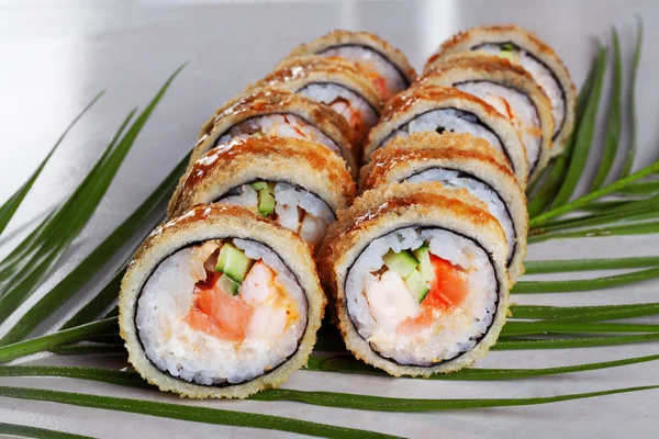 Roll Sushi, panierter Lachs Reis tropische Menüs Blätter Tempura — Stockfoto