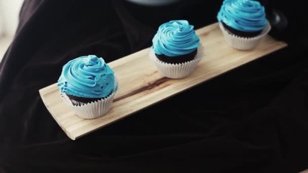 Blauwe baby verjaardag, wolk taart, cupcakes, muffins — Stockvideo