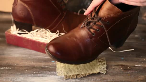 Reinigen van laarzen, schoenen, vrouw, brown, hiel, stro, box, mooie, stijl, houten tafel, handen — Stockvideo