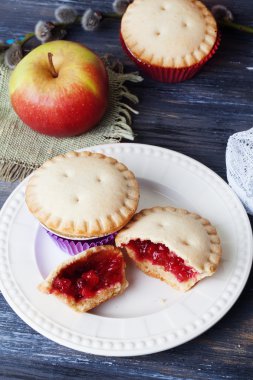 ile elma reçeli natürmort dekore edilmiş ahşap masa çiçekleri kapsül, sepet berry muffin kek kalıpları