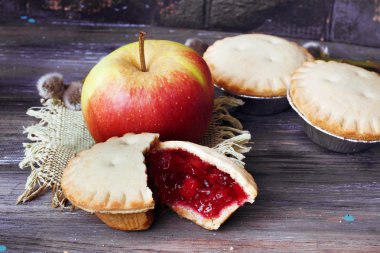 ile elma reçeli natürmort dekore edilmiş ahşap masa çiçekleri kapsül, sepet berry muffin kek kalıpları