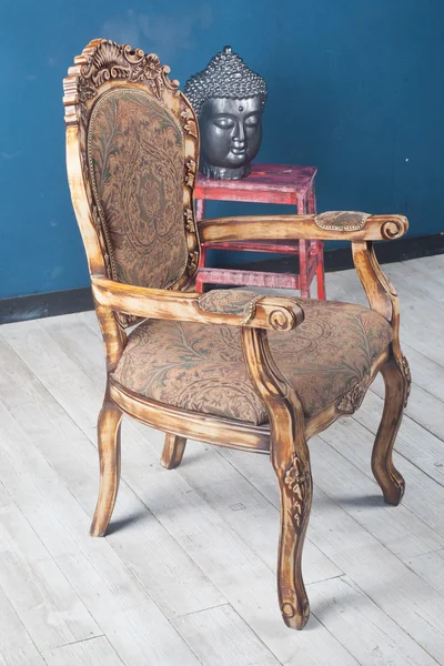 Barock Sessel eng anliegender Kopf Buddha blaue Wand Interieur — Stockfoto