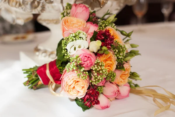 Bukiet ślubny z róż, jaskry i inne kwiaty — Zdjęcie stockowe