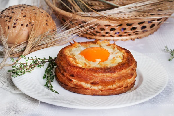 Petit déjeuner oeuf dans panier feuilleté, rustique, rural, cuisson, l'idée d'une recette — Photo