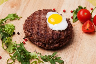 ahşap bir tahta domates arugula parlak güzel bıldırcın sığır eti üzerinde biftek yumurta pirzolası