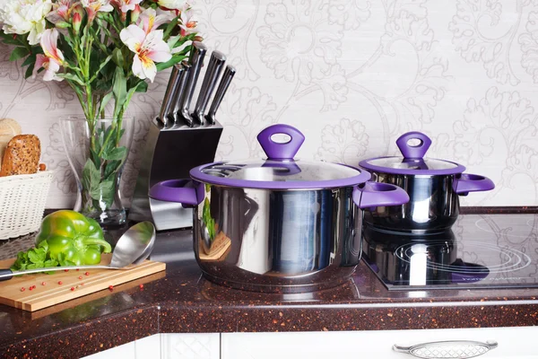 Conjunto de vasos com alças de plástico no interior borscht sopa pan, fogão, cozinhar fogão — Fotografia de Stock