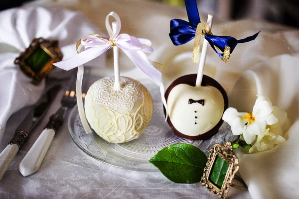 Apples in chocolate, white, black, milk, dark, wedding table decoration, design, interior — Stock Photo, Image