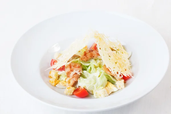 Caesar insalata pollo alla griglia e parmigiano patatine piatto superiore sfondo bianco isolato — Foto Stock