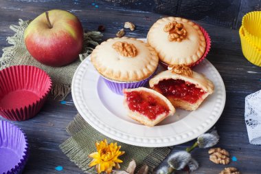 elma reçeli ile sepet berry muffin kek hala hayat Ceviz ahşap masa süslenmiş çiçekler kapsül, kalıp