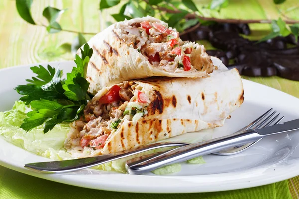 Shawarma em pão pita em um prato pequeno ainda-vida verde bordo restaurante beleza atmosfera apetitosa — Fotografia de Stock