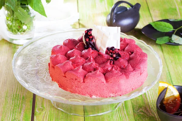 Schöne rosa Torte im Stillleben auf einem Holztisch hellgrüne Farbe, mit Blumen, Frühling, Schönheit — Stockfoto