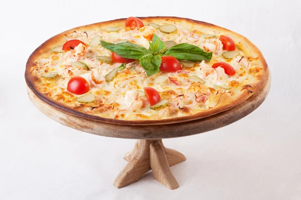 Pizza con cangrejo, camarones, tomates cherry y albahaca sobre un fondo blanco —  Fotos de Stock