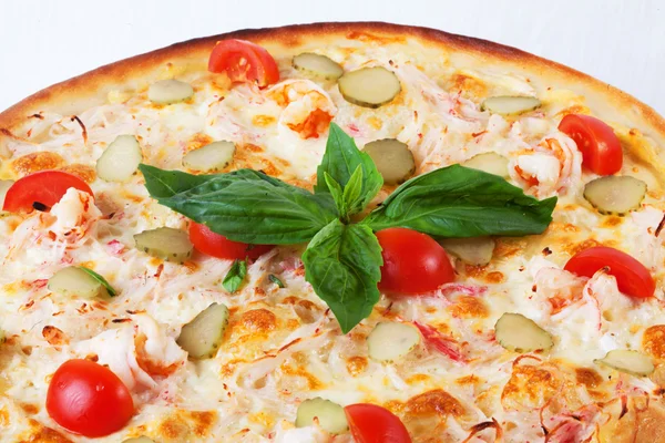 Пицца с крабом, креветками, помидорами черри и топиком базилика на белом фоне — стоковое фото