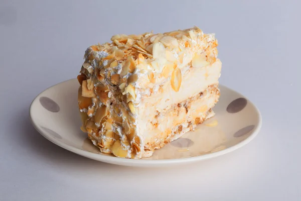 Gâteau de noix morceau de couche sur une assiette à pois Provence isolé fond blanc — Photo