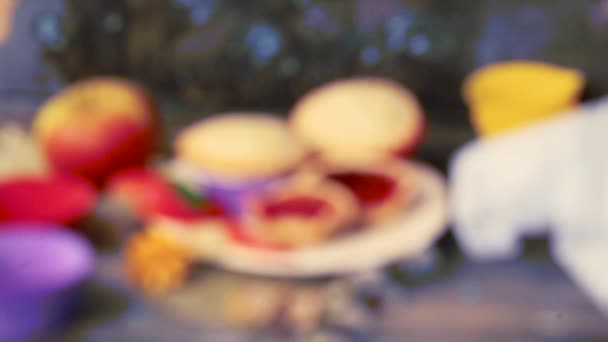 Dort košík berry jam ořechů Náplň dřevěný stůl rustikální venkova muffin, košíček — Stock video