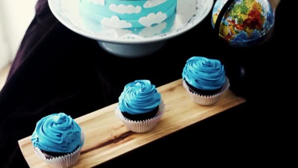 Blauwe cupcakes, muffins, baby birthday, wolk taart mastiek ingericht — Stockvideo