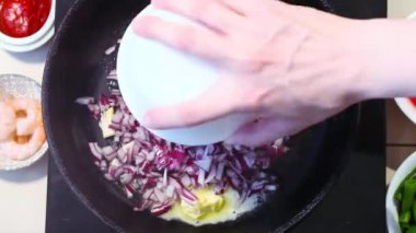 üst, bir mutfak, tahta bir spatula bir tavada kızarmış soğan