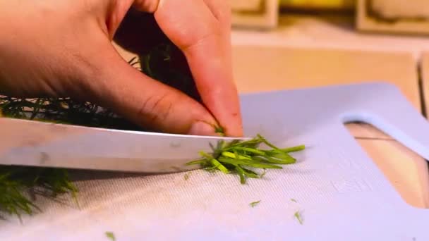 Mani di aneto tritate sul bordo blu cucina di casa, tagliare, tagliare — Video Stock