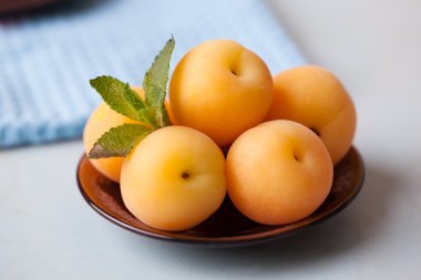 Şeftali nane mavi havlu masa natürmort yakın çekim ile bir plaka üzerinde