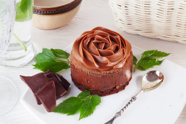 Pastel de mousse de chocolate rosa en un hermoso plato de crema — Foto de Stock