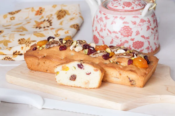 Торт с орехами и сухофруктами натюрморт в Провансе стол изысканно красивый — стоковое фото