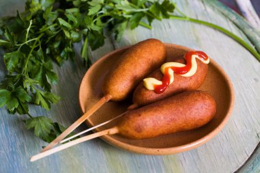 iyisin hardal, ketçap ve maydanoz ile