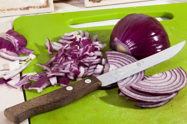 Cebola vermelha fatiada na tábua, faca, cozinha, cozinhar — Fotografia de Stock