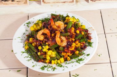 Sıcak salata karides, Mısır, taze fasulye, kırmızı soğan, Komposto, kızarmış, İtalyan mutfak, fayans, Provence ile