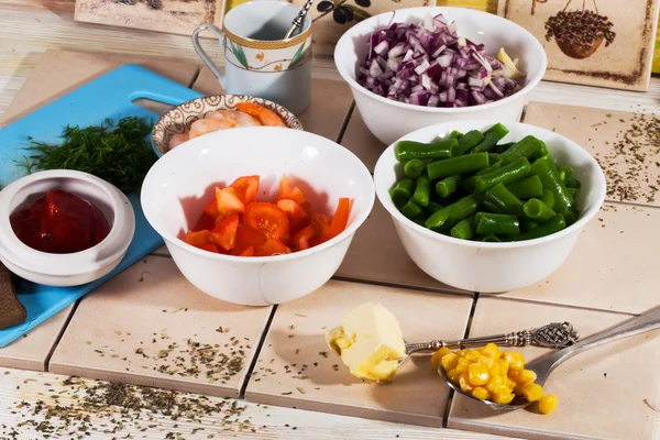 Ингредиенты в миски, помидоры, лук, кукуруза, креветки, питание, рецепт приготовления пищи — стоковое фото
