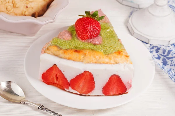 Kuchen mit Joghurt und Erdbeeren, still, provence, vintage — Stockfoto