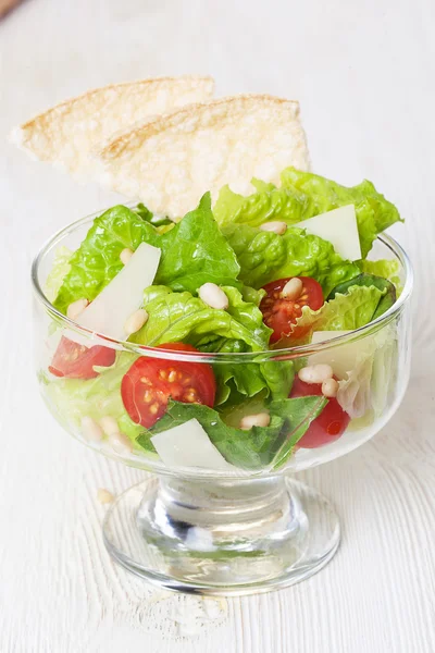 沙拉碗生菜玻璃隔离健康的饮食习惯，图，苗条，低卡路里, — 图库照片