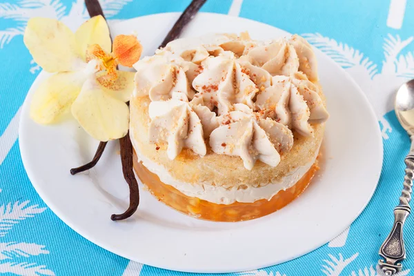 Торт с ванилью, десерт, палочки, цветок, орхидея, на тарелке крупным планом, слои крема — стоковое фото