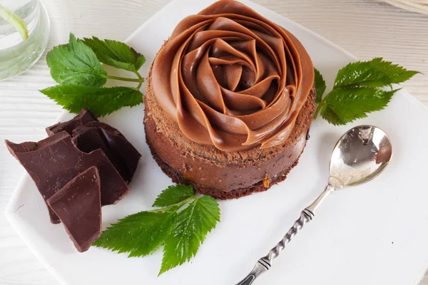 Pastel de mousse de chocolate rosa en un hermoso plato de crema — Foto de Stock