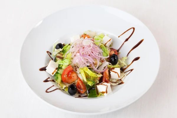 Greek salad with red onion isolated balsamic sauce — Stock Photo, Image