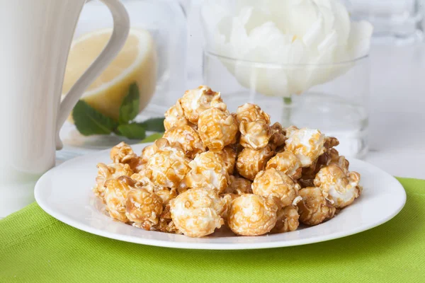 Dessert Karamell Popcorn Stillleben süß — Stockfoto
