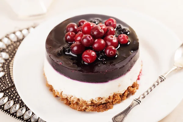 Torta con crema di gelatina di mirtilli rossi forma rotonda bacche primo piano — Foto Stock
