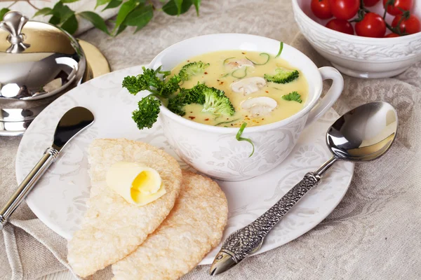 Cremesuppe mit Brokkoli und Pilzen Stillleben, original Besteck, Löffel, schön — Stockfoto