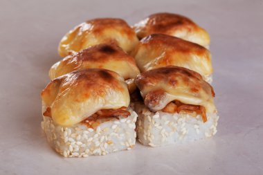 pişmiş suşi rulo, dolgu, lezzetli, kalamar, ızgara kap, füme salatalık