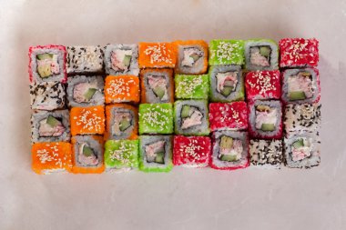 Suşi farklı rulo fikir, olağandışı, beyaz bir arka plan üzerinde yaratıcı en iyi ayarla.