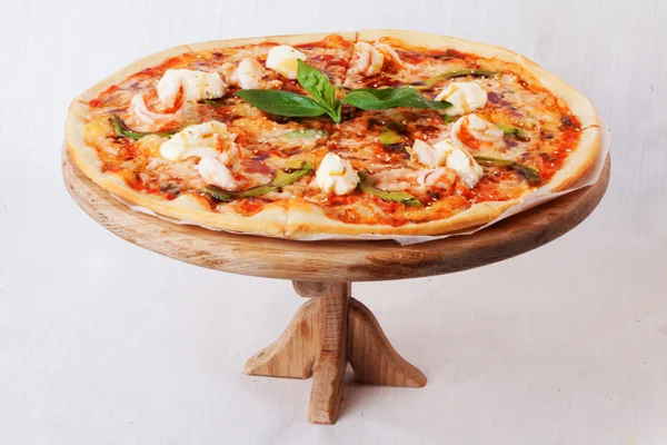 Pizza mit Mozzarella, Avocado, Garnelen, Sesam und Basilikum Top auf weißem Hintergrund Nahaufnahme — Stockfoto