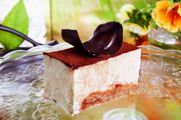 Großes Tiramisu aus Teigcreme Kakao Stillleben Platten lindgrün gelb Tuch schöne Atmosphäre Frühling, violett, Stück — Stockfoto