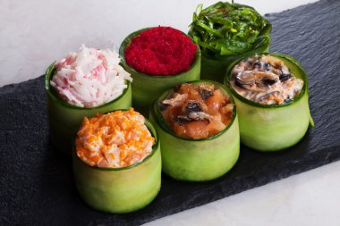 Salatalık büyük masago, karides, somon, yengeç, Chuka, altı adet sarılmış çeşitli suşi